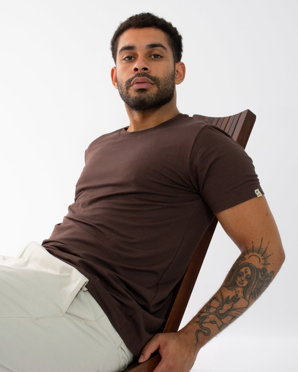 T-SHIRT ANTIODOR MARROM